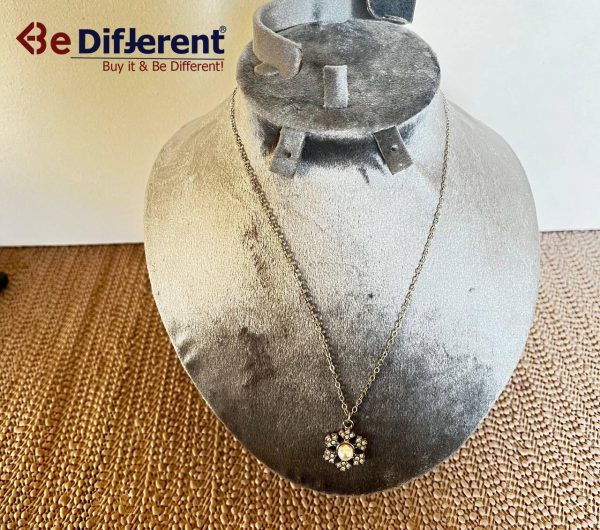 طوق ستيل فضي مع ندى الثلج ولؤلؤ