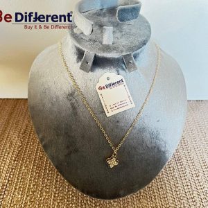 طوق ستيل ذهبي مع زهرة LV